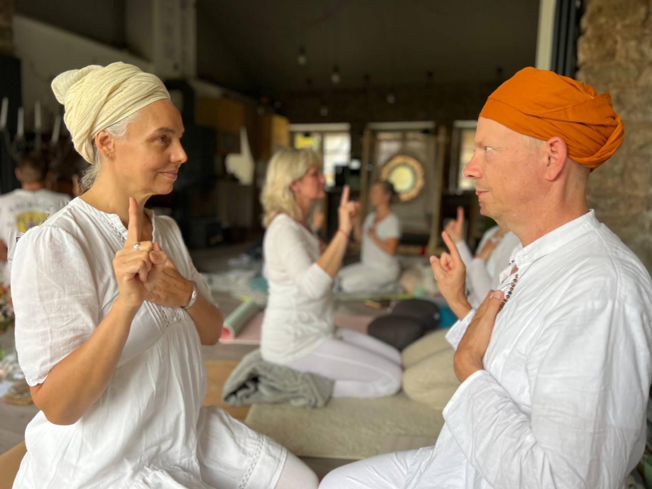 Kundalini Yoga Erfurt – Meditationsplatz in warmem Morgenlicht